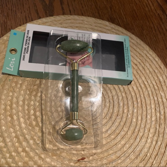 Jade Stone Facial Plumps And Firms Skin Roller - Picture 7 of 11